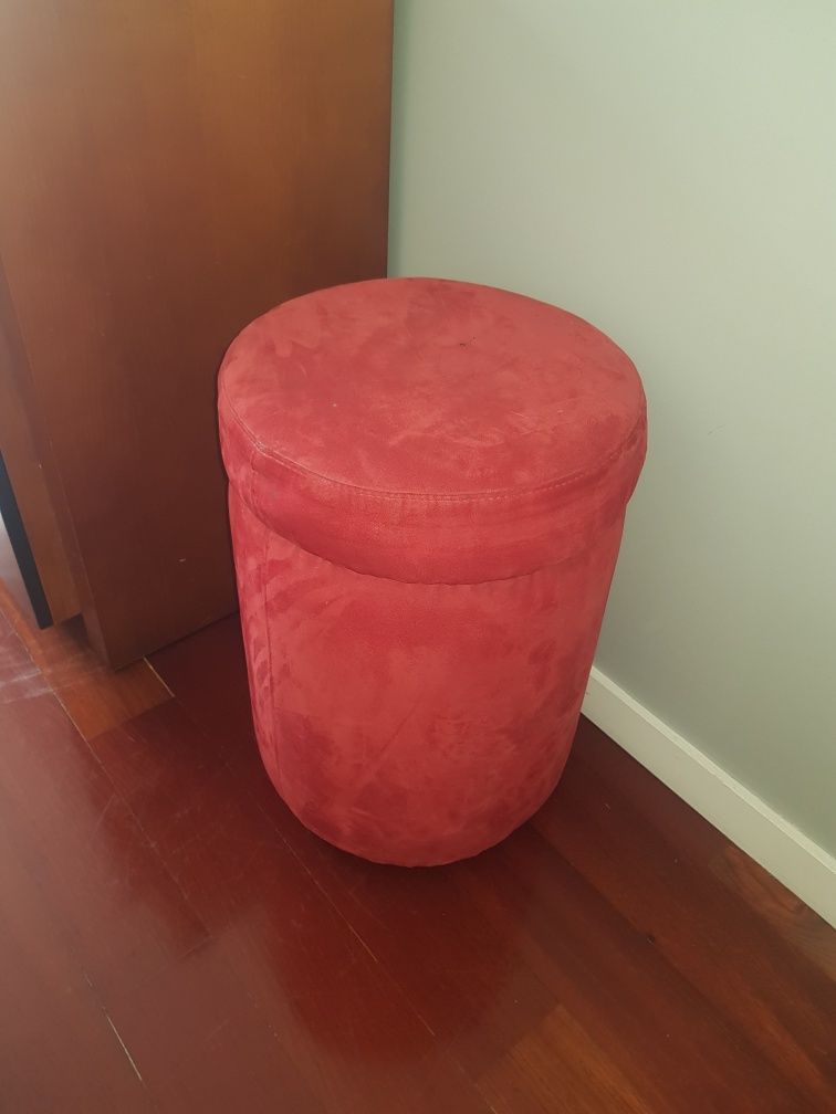 Vendo puff vermelho