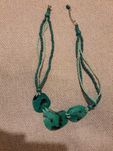 Dois colares verdes