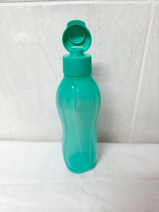 Tupperware - garrafa plástica reutilizável