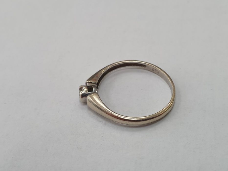 Piękny złoty pierścionek/ 585 + brylant 0.04 CT/ 1.3 gram/ R11/ sklep