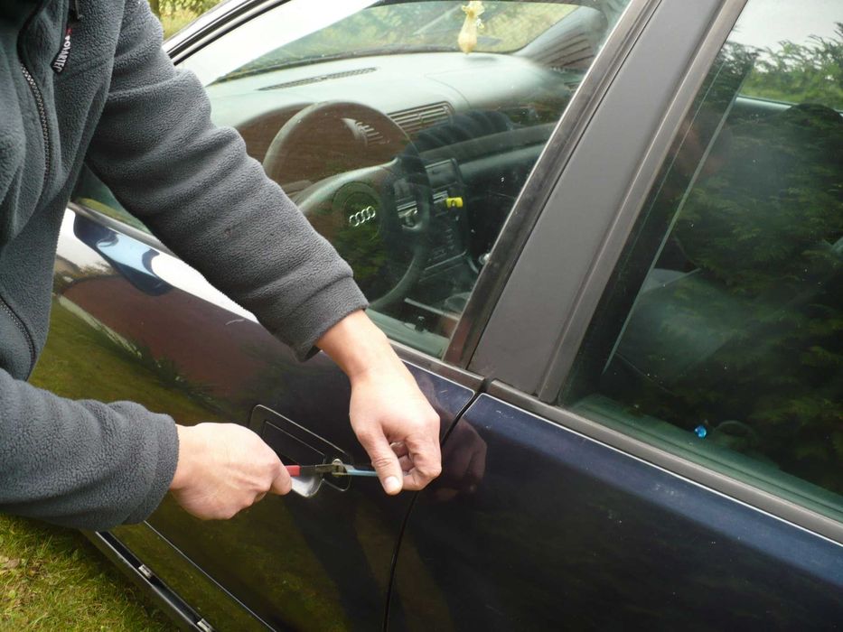 Otwieranie Zamka w Drzwiach Mieszkania i Samochodu.Usługi Ślusarskie.