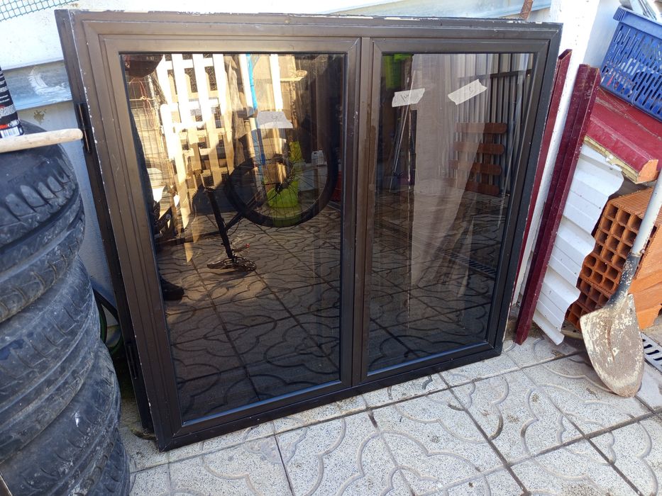 Janelas de alumínio castanho várias