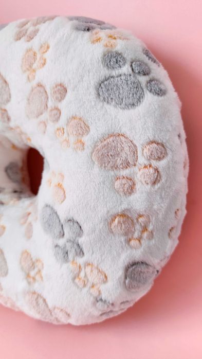 Poduszka piercingowa do piercingu donut do spania Psie Łapki