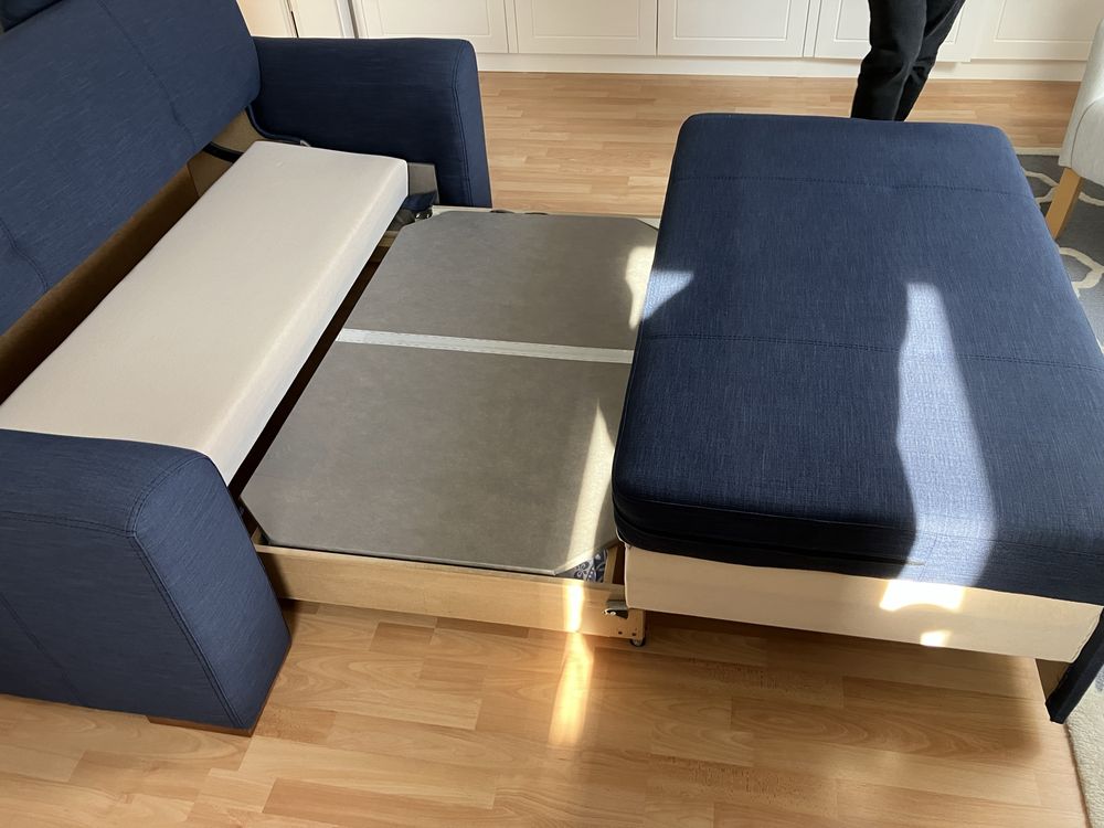 Granatowa sofa rozkładana z pojemnikiem na pościel Agata Meble