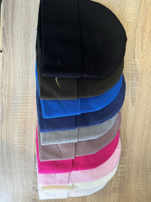 Шапки розпродаж чоловічі і жіночі