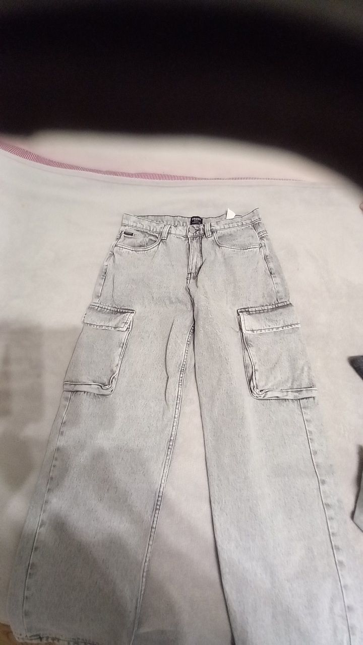 Jeansy z bluza i koszulką-komplet