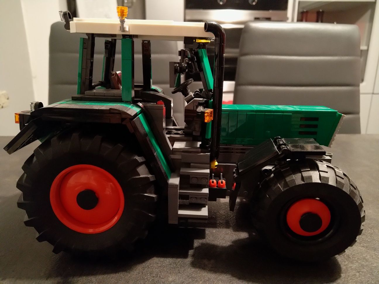 LEGO Fendt Favorit 514C  pług Lemken Europal 9 MOC by Eric Trax sbrick