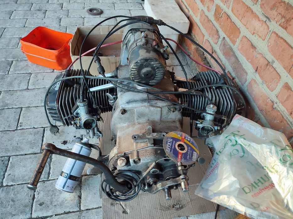 Мотор на МТ-11 з карбираторами, зажиганієм, генератором