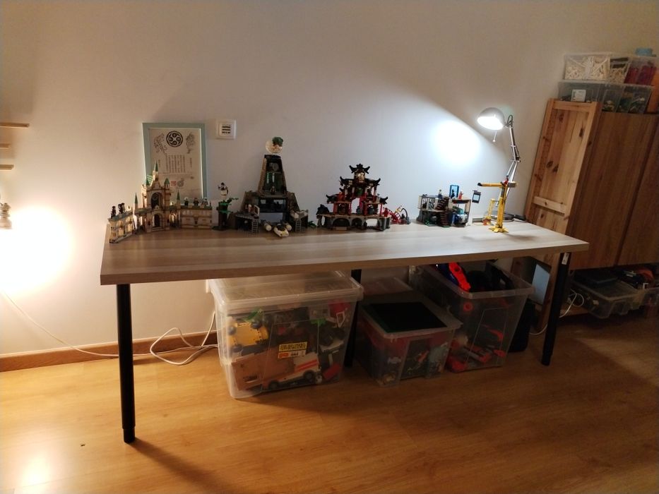 Mesa do ikea 200x60 com 5 pés reguláveis para ajustar a altura.