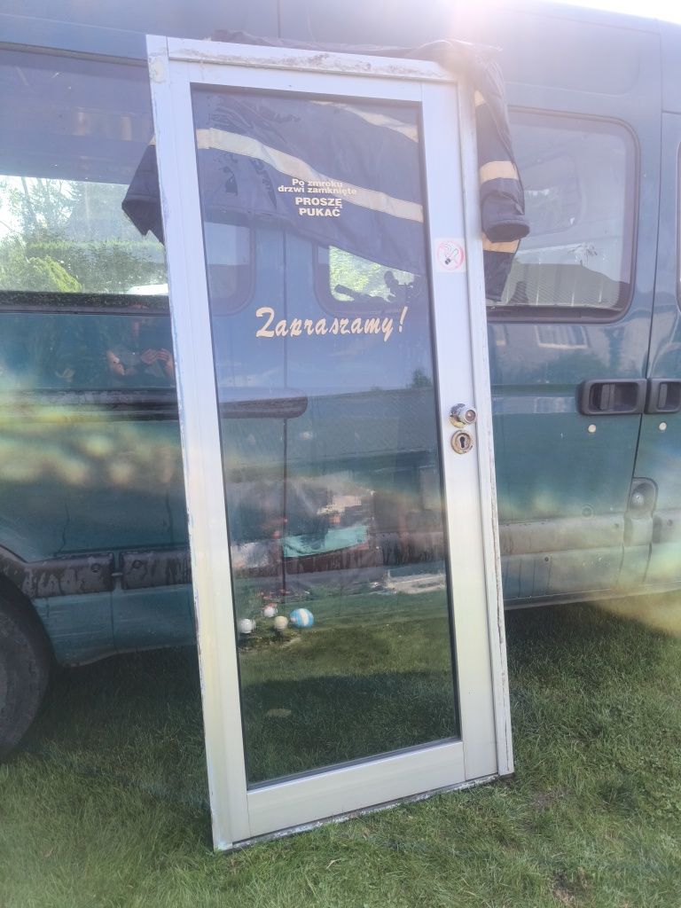 Drzwi zewnętrzne z ościeżnicą-aluminowe