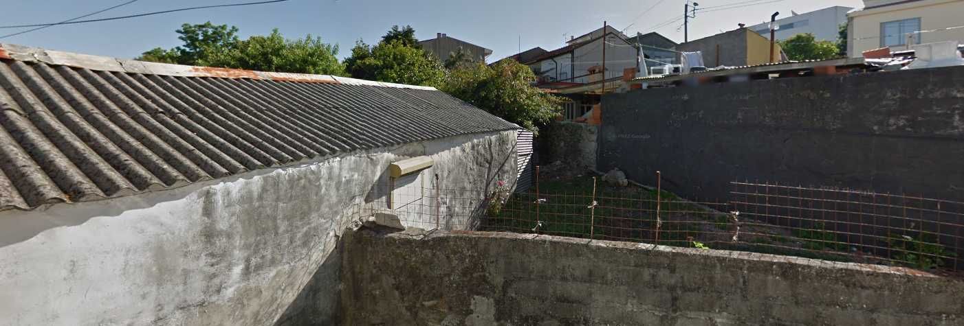 Moradia independente c/ terreno (para renovar) em Pedrouços