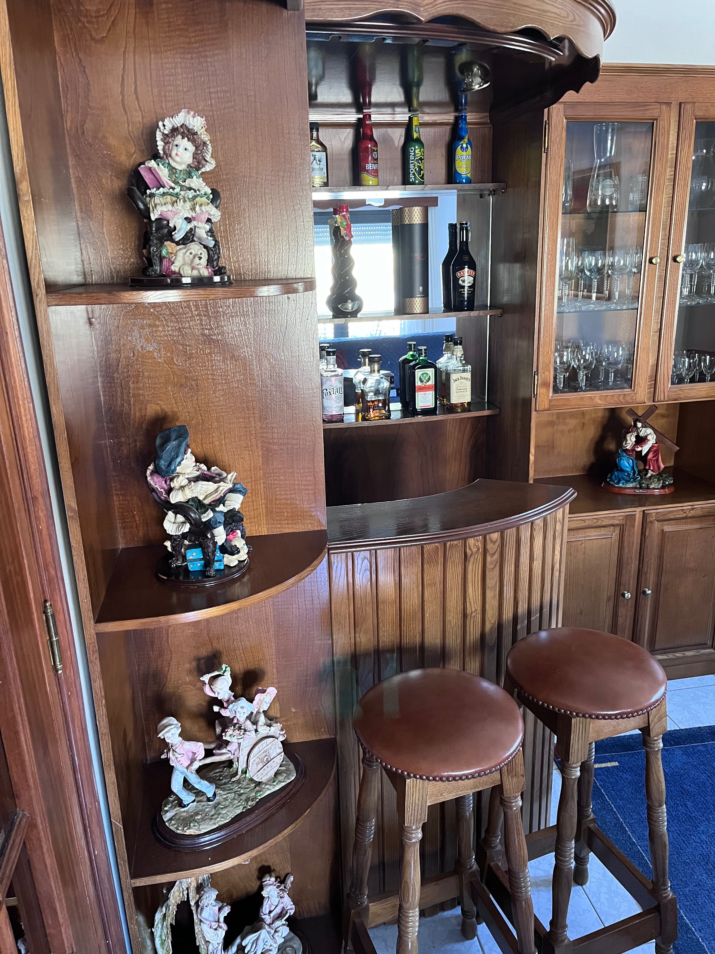 Bar em madeira com pormenores bonitos