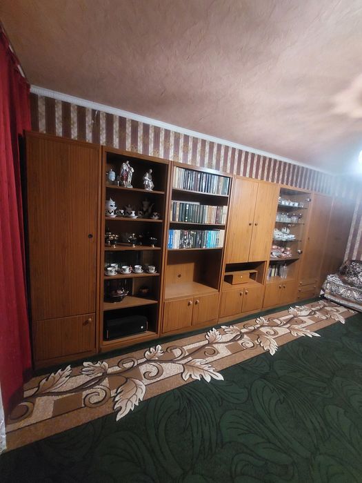 Стінку в кімнату