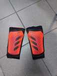Футбольні щитки Adidas Predator Pro