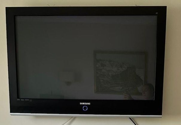 Televisão Samsung com suporte parede, em bom estado, usada a funcionar