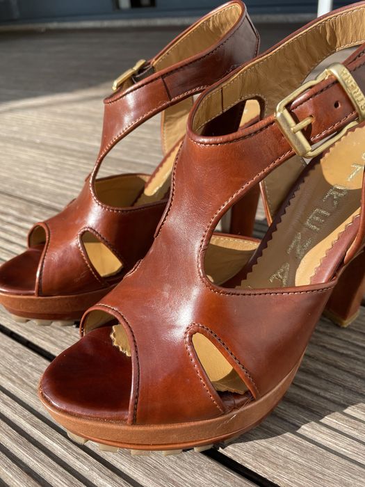 Sandalias pele castanha Strena