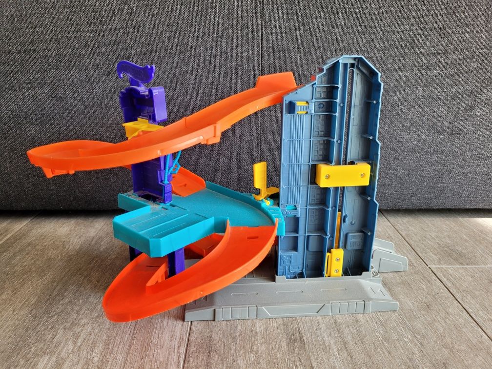 Hot Wheels Parking z windą
Ten odjazdowy supergaraż zapewni mnóstwo ek