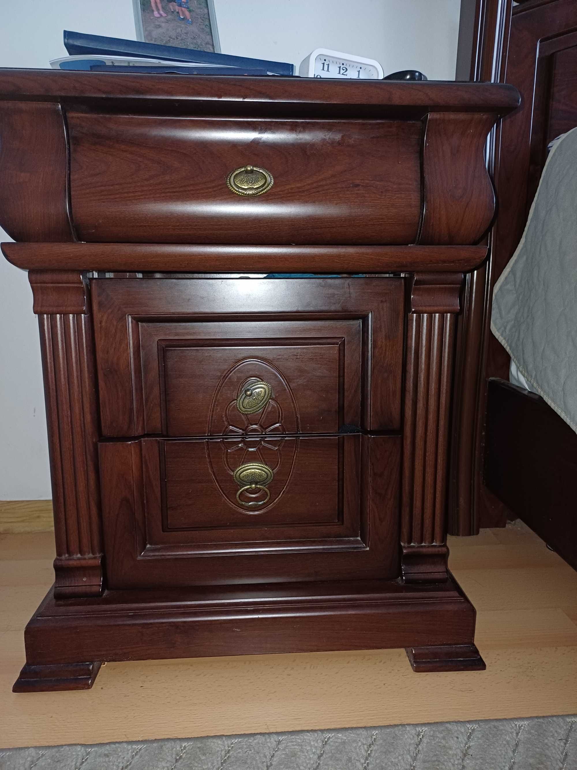 Łóżko i szafki do sypialni