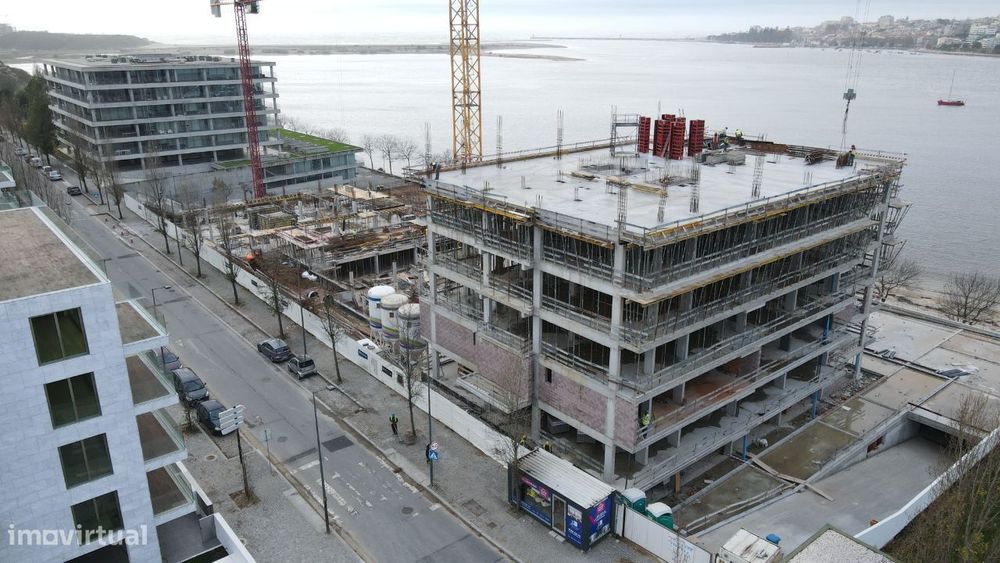 T1+1 Novo c/ Logradouro e 2 Lugares de Garagem na Afurada (Marina)