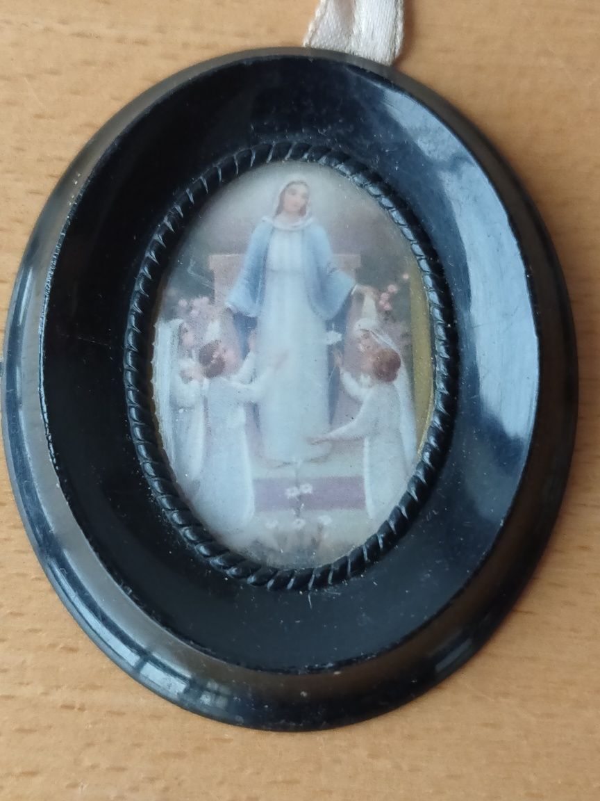 Conjunto de figuras religiosas antigas.