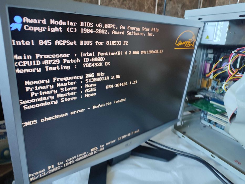 Komputer GIGABYTE GA-8IR533 grafika radeon 9200 muzyczna realtek