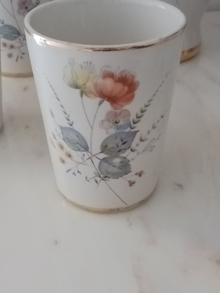 Jarro com 12 copos em porcelana