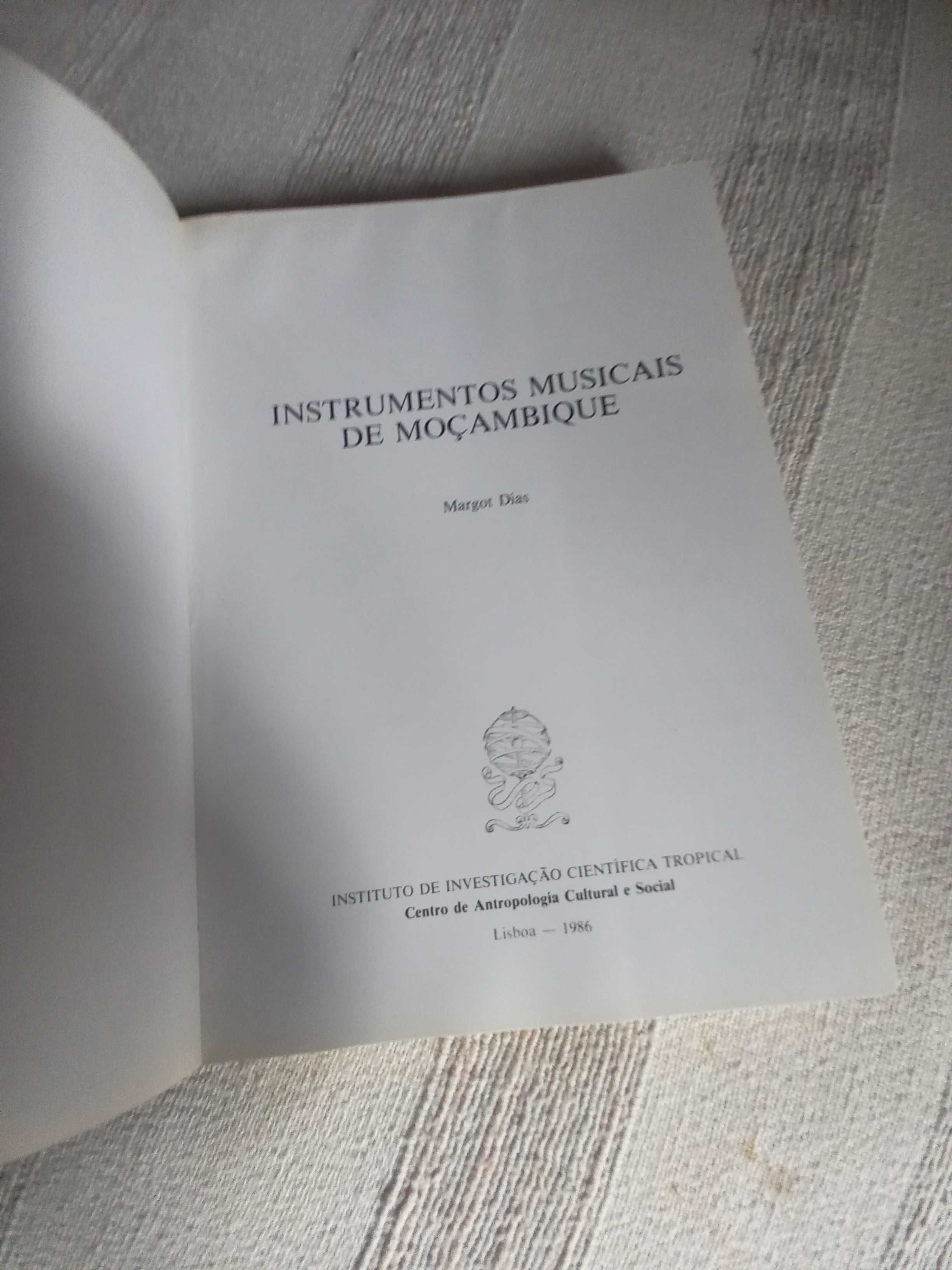 livro antigo Instrumentos Musicais de Moçambique