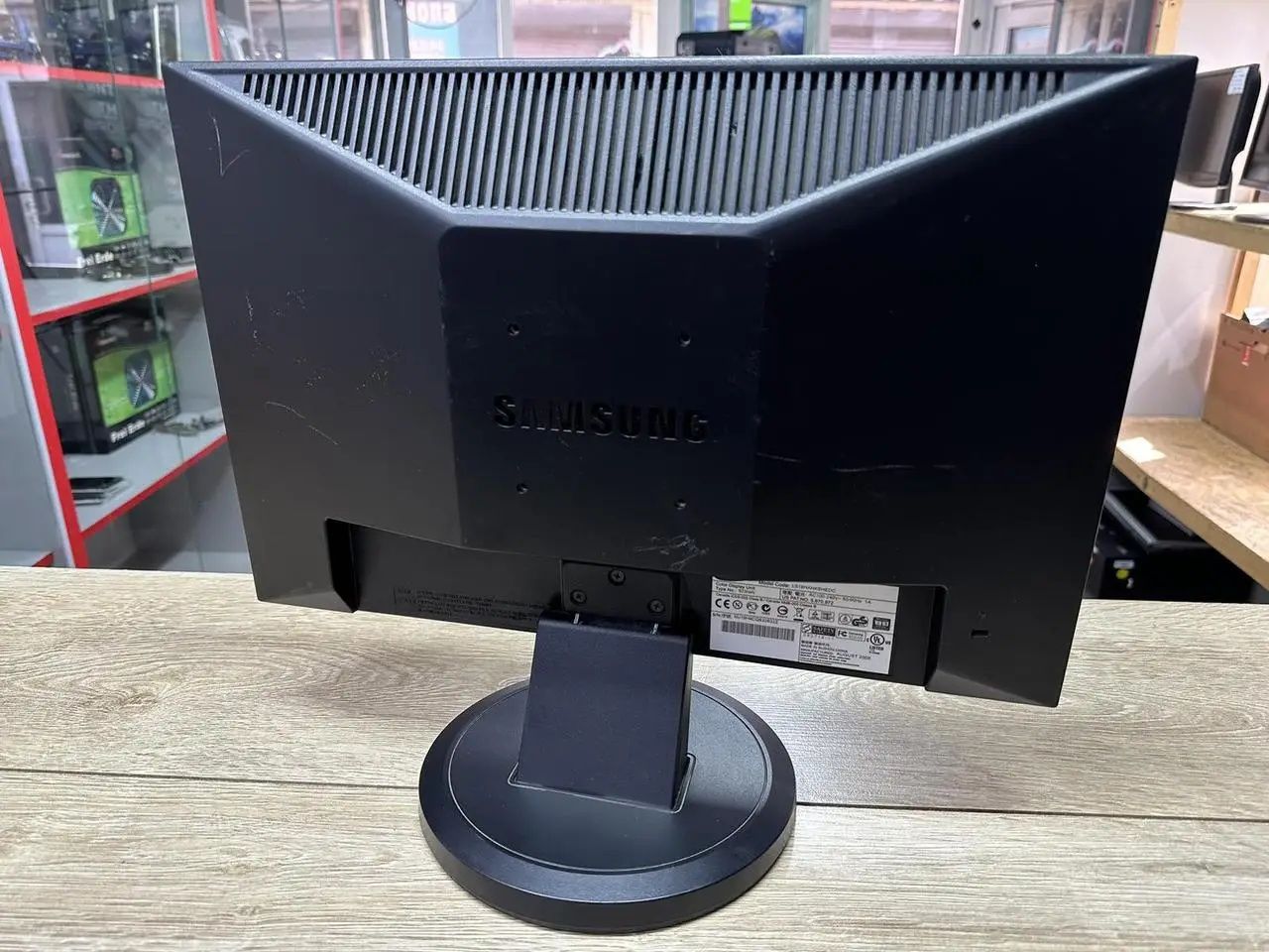 Тонкий, легкий TFT монитор Samsung 19 дюймов, в идеале с кабелями