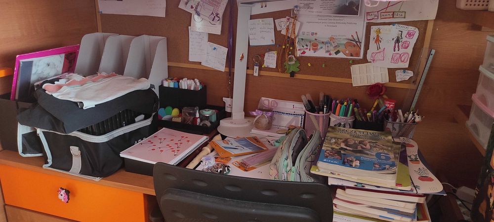 Drewniane łóżko piętrowe z biurkiem