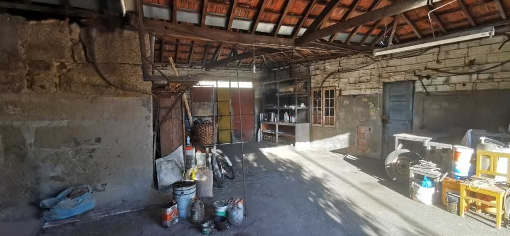 GARAGEM - com arrumos e logradouro