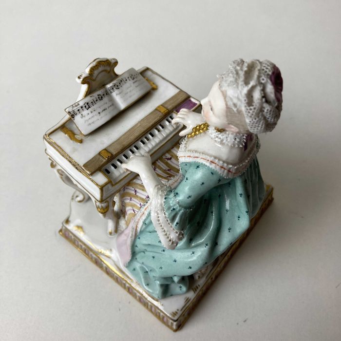 Estatueta Porcelana Meissen "Audição" da Série "5 Sentidos" Século XIX