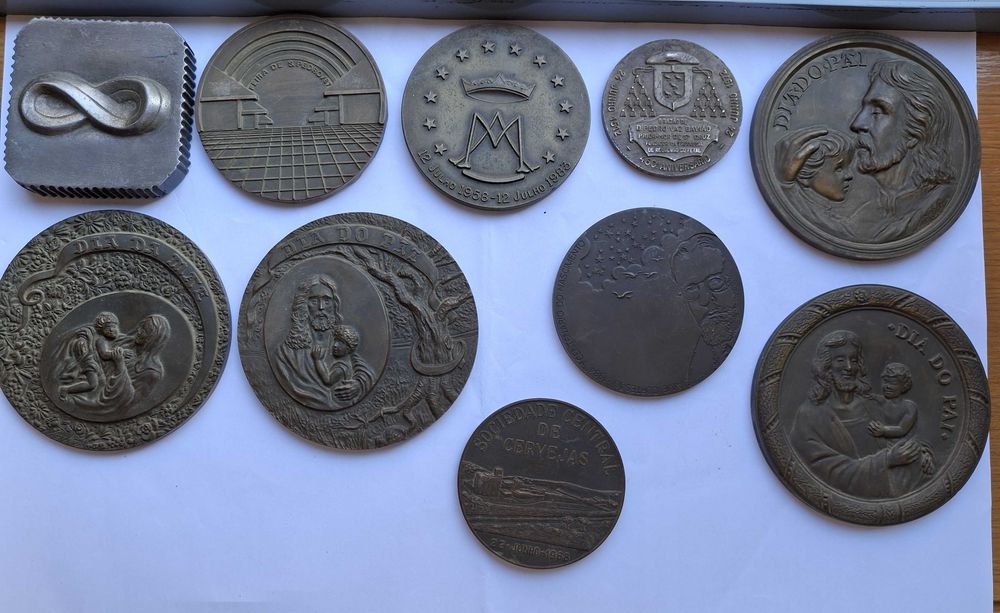 Colecção de 44 medalhas de bronze, pins, alfinetes, etc