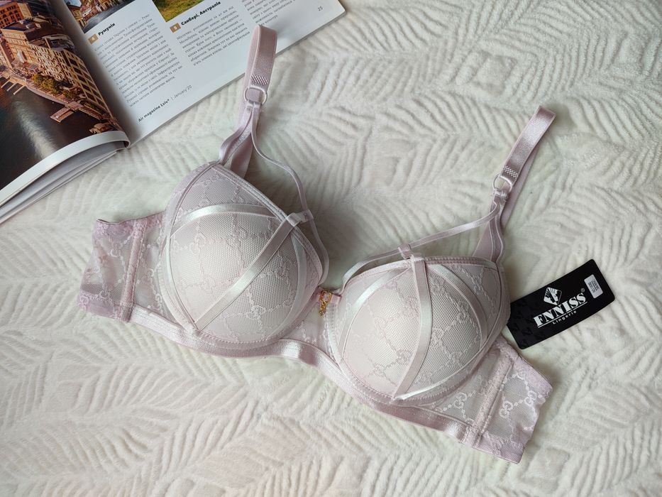 Бюст Fnniss пудровий