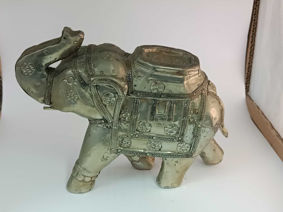 Bonita estatueta de elefante plaqueado a metal