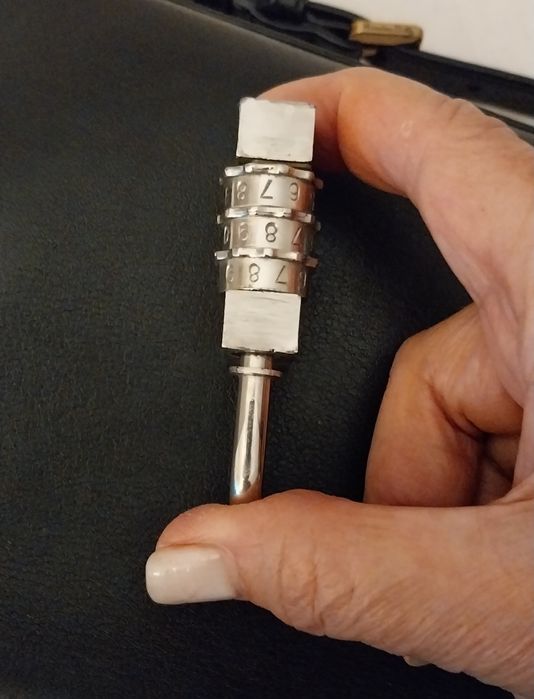 Cadeado antigo. Funciona sem chave. Em aço