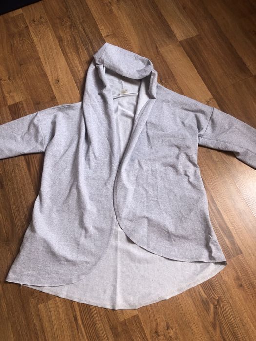 Narzutka wyszczuplająca z kapturem szara casual długa kardigan 46 Eva