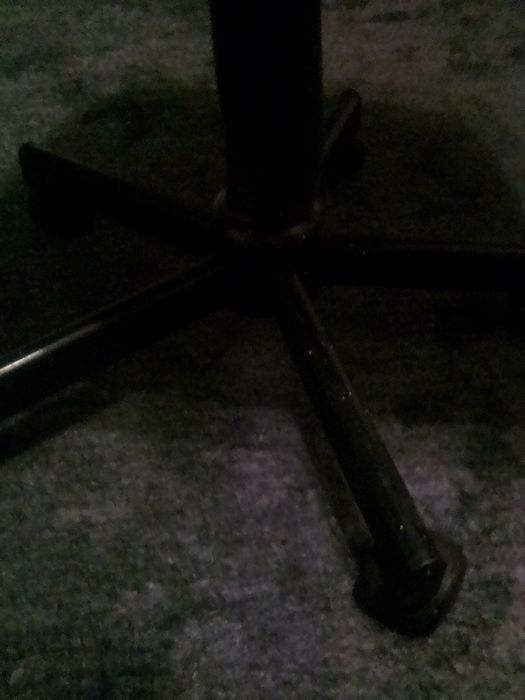 Офисный стул с газлифтом на колесиках металл 47х48 см