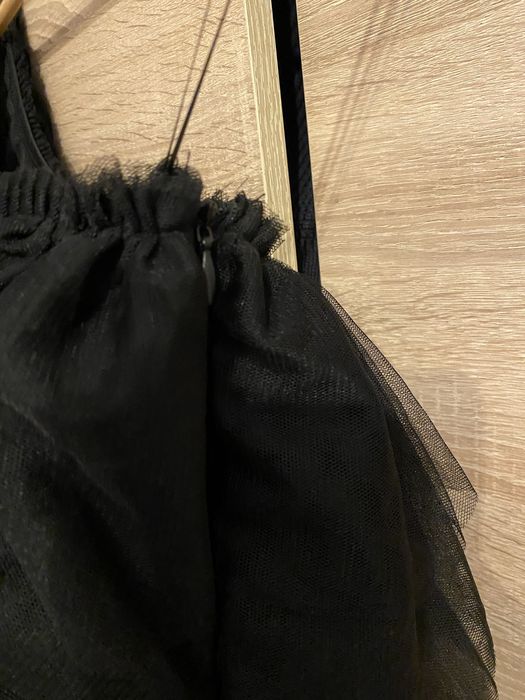 Czarna krótka sukienka na jedno ramię sylwester andrzejki falbany