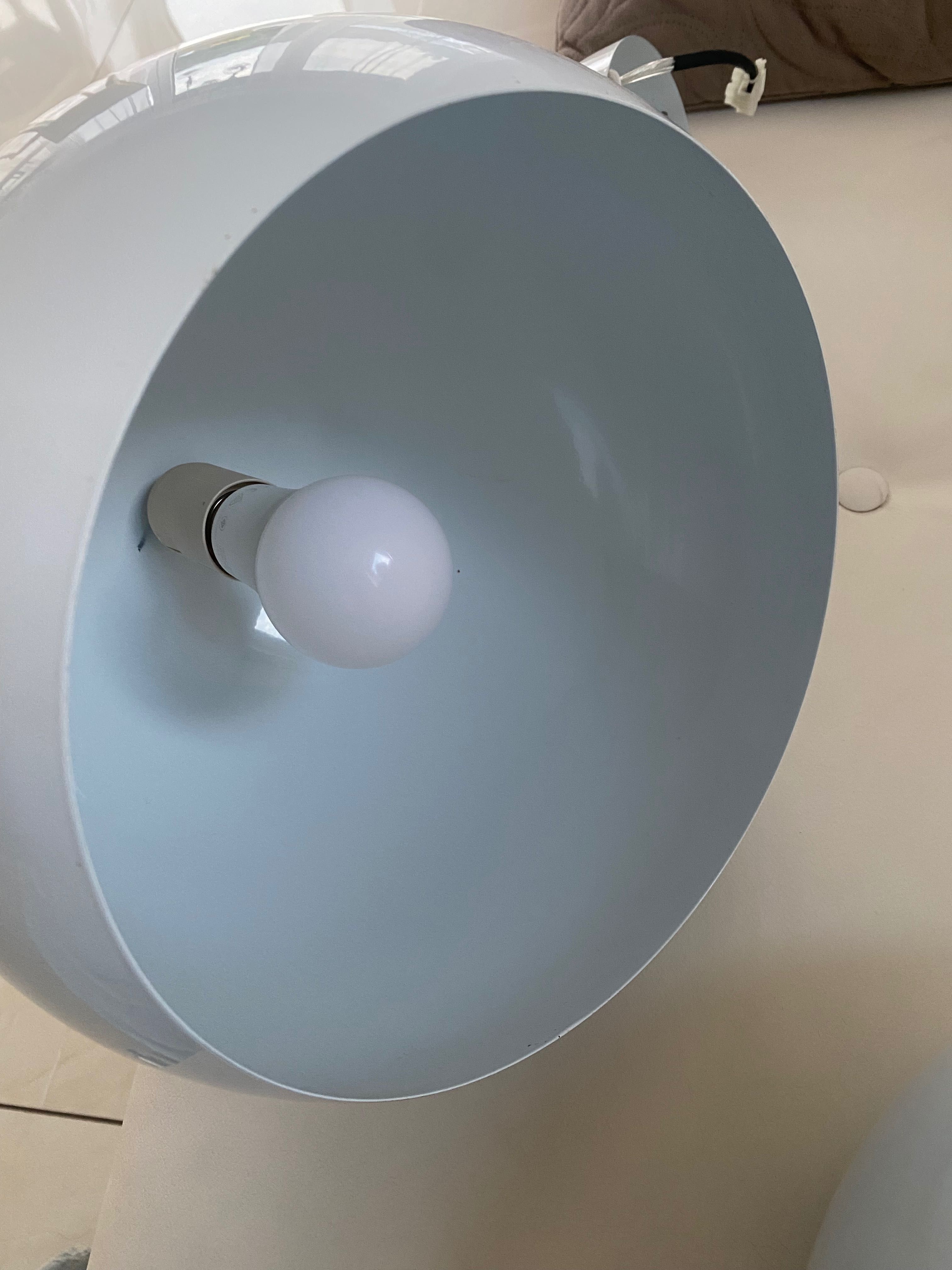 Lampa sufitowa w kolorze białym