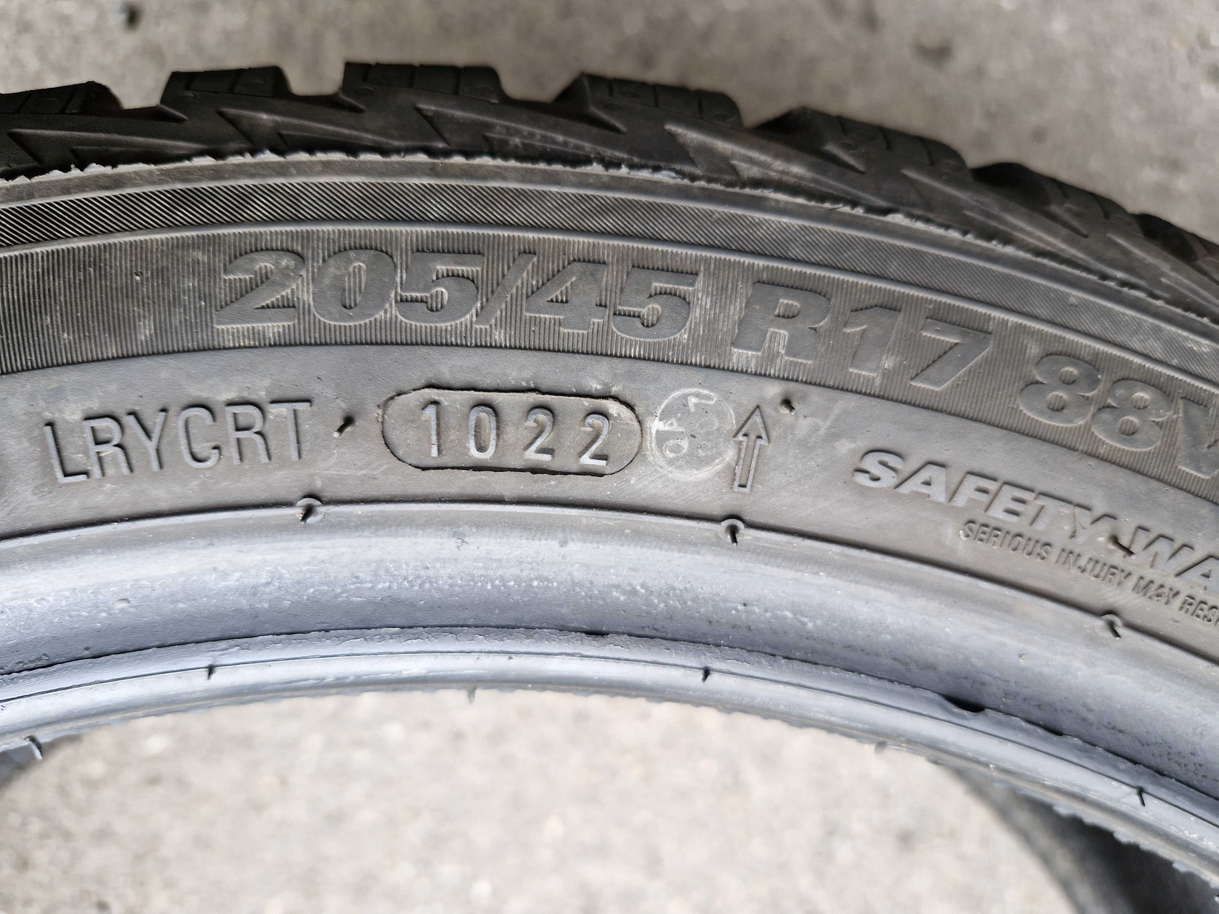 Opony całoroczne  205/45/17  Kumho  2022r