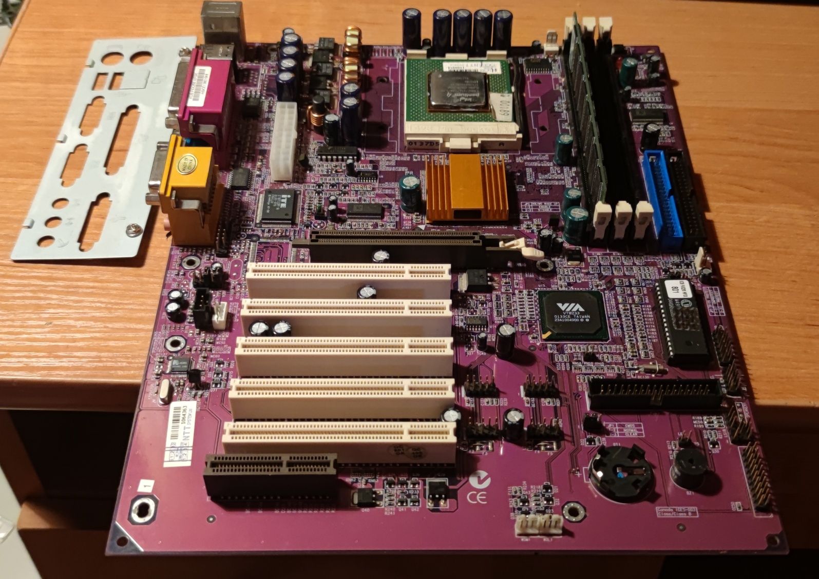 Płyta KOB P4X266 WFSX i procesor Pentium4 1,5ghz SL4SH USZKODZONE