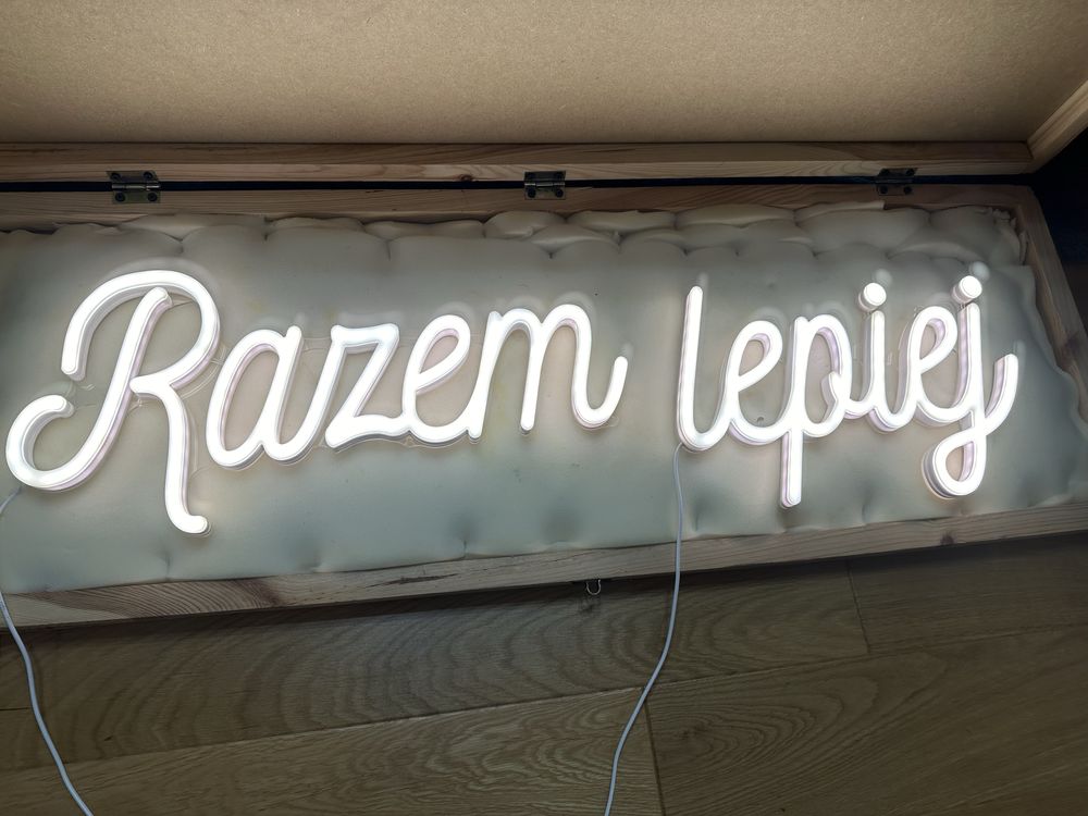 Ledon napis ledowy dekoracje swietlne Razem Lepiej ze skrzynią