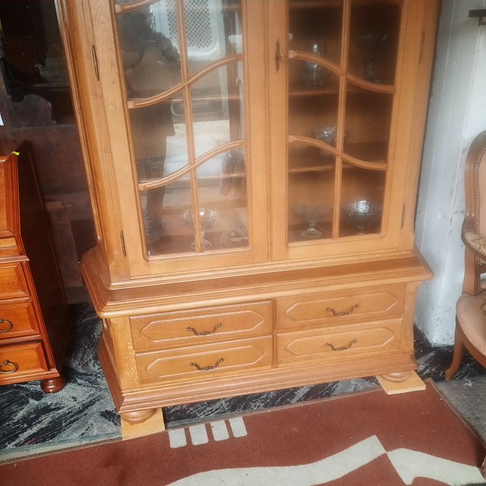 Ładna witryna dwuczęściowa