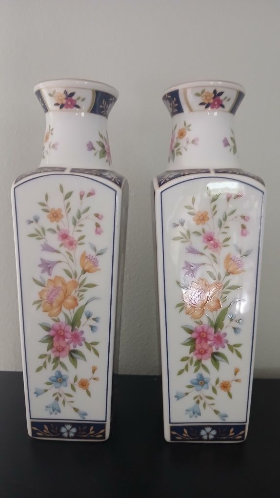 Dwa japońskie porcelanowe wazony