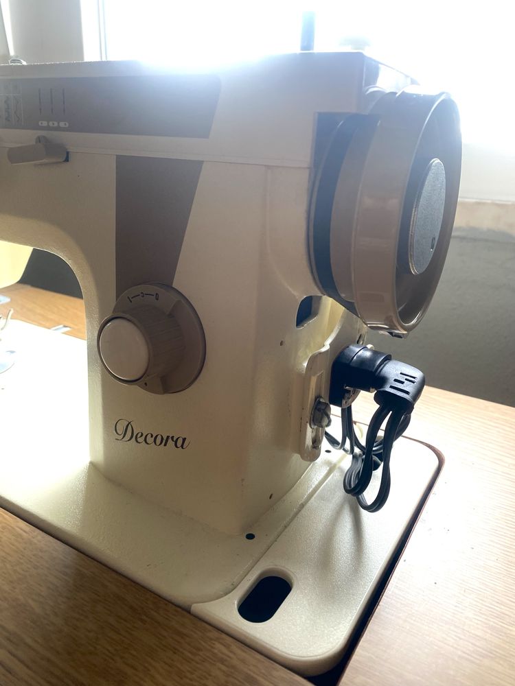 Maquina de Costura com movel - Como nova