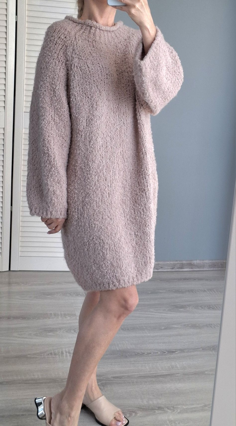 Włoska sukienka sweter boucle puder róż oversize