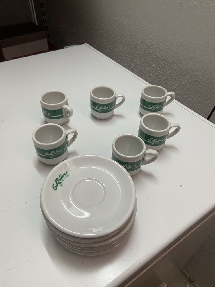 Chavenas de cafe e pires