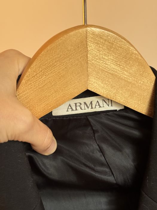 чорний жакет armani