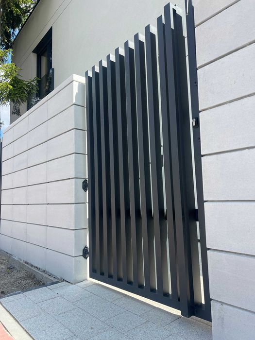 ogrodzenie grzebieniowe aluminiowe pionowe poziome mur betonowy L