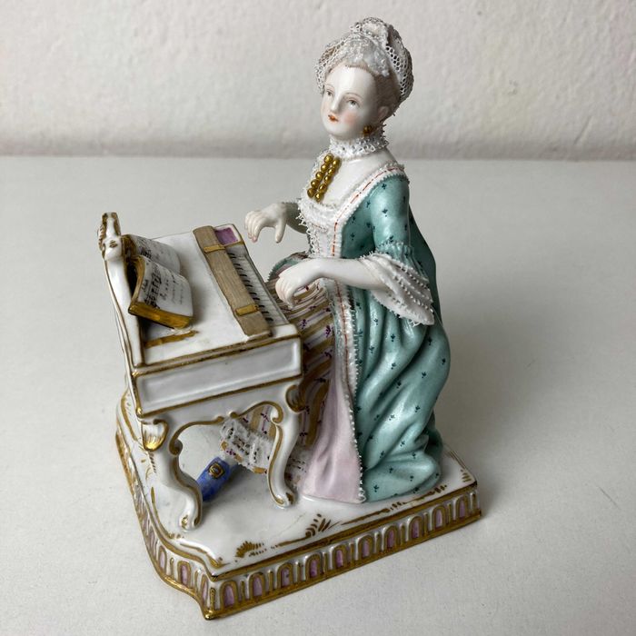 Estatueta Porcelana Meissen "Audição" da Série "5 Sentidos" Século XIX